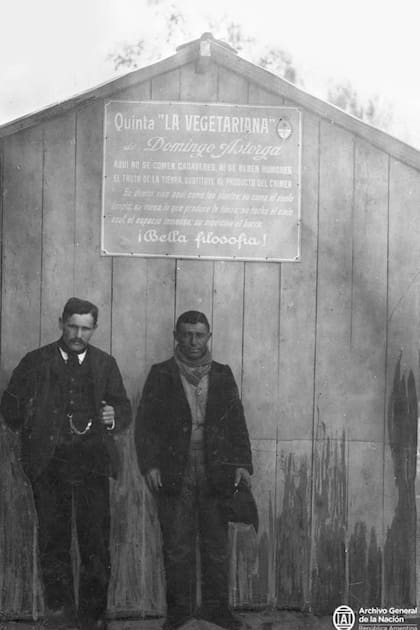 El comandante Domingo Astorga (izquierda) en su quinta "La Vegetariana", ubicada en Guaymallén, Mendoza, su provincia natal