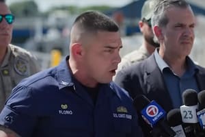 El comandante Florio habla con la prensa