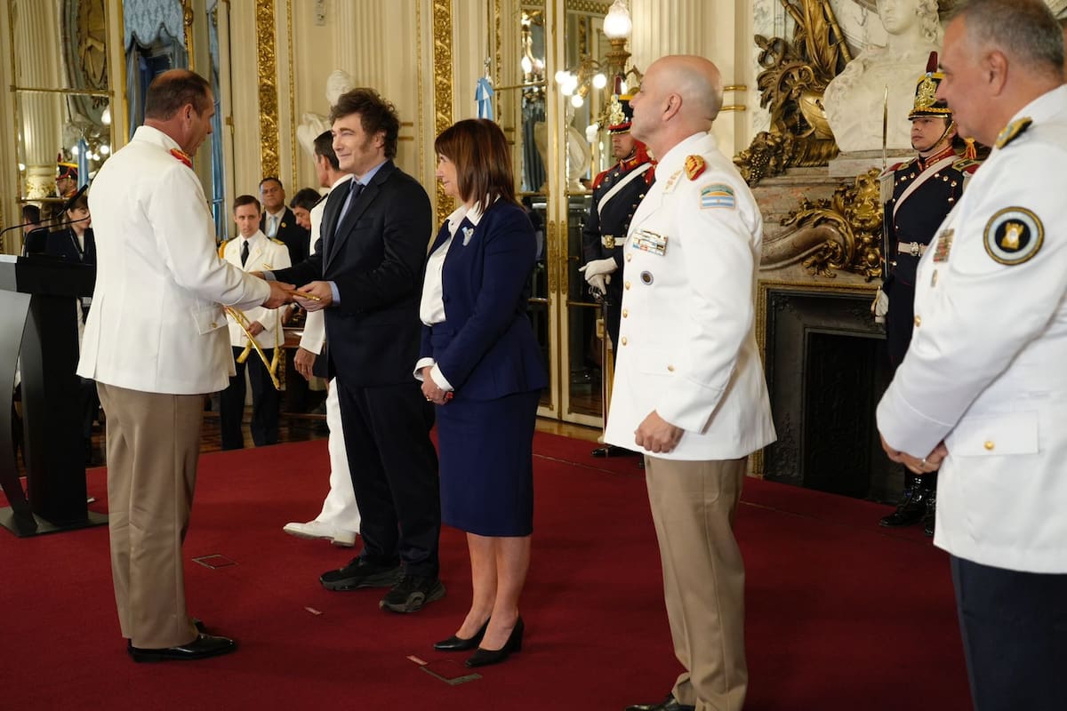 El comandante general Fabio Florencio Pérez recibe el sable de manos del presidente Javier Milei