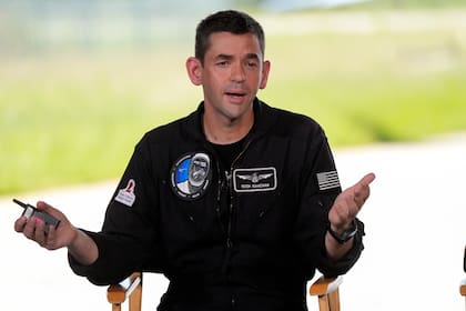 El comandante Jared Isaacman en conferencia de prensa en el Centro Espacial Kennedy en Cabo Cañaveral, Florida, el 19 de agosto del 2024. (AP foto/John Raoux)