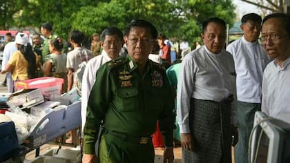 El comandante militar de Myanmar, Min Aung Hlaing, visitó el viernes un hospital donde se están tratando a los sobrevivientes en Nay Pyi Taw.