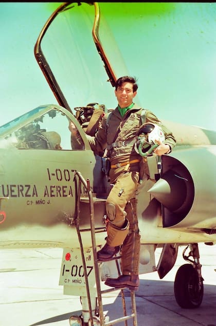 El comandante Selles integró el grupo 8 de Mirage, unidad en la que volaron los Capitanes Garcia Cuerva, primer caído de la unidad, y el Brigadier Carlos Perona, eyectado exitosamente luego de entablar combate con un Sea Harrier al ser derribado.