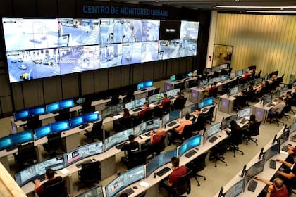 El comando cuenta con 92 puestos para operadores y un impactante videowall de 45 metros cuadrados