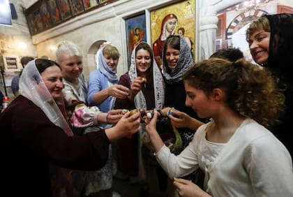 El "Combate con huevos", una tradición pascual de los cristianos libaneses (AFP)