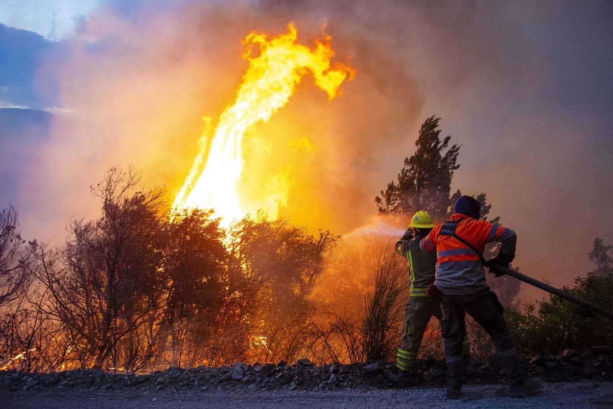 El combate contra los focos de incendio en la zona de Cholila es incesante
