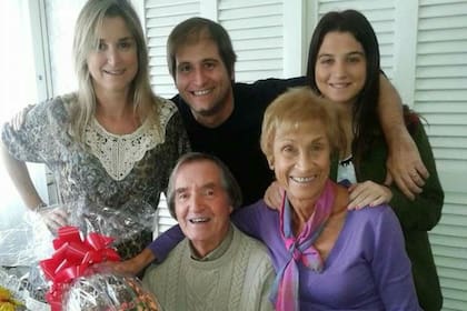 Carlitos Balá con su esposa, Martha, sus dos hijos y su nieta