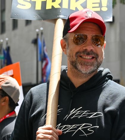 El comediante Jason Sudeikis es uno de los 160 mil miembros de SAG-AFTRA, la unión de sindicatos que representa tanto a las estrellas de Hollywood como a los actores que recién se inician. "Vamos a dejar de trabajar todo el tiempo que sea necesario", advirtió.
