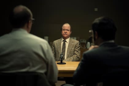 El comediante Robert Gustafsson encarna de manera extraordinaria a Stig Engström, el principal sospechoso del asesinato del Primer Ministro sueco Olof Palme