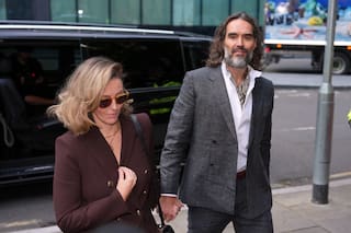 Fiscalía del Reino Unido califica a Russell Brand de depredador sexual en su juicio