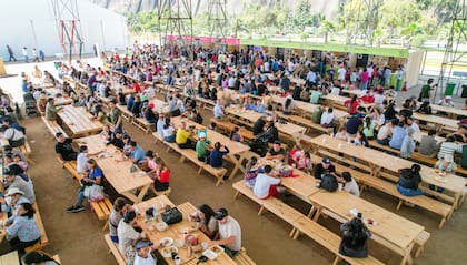 El comedor a cielo abierto reúne familias peruanas, turistas y estudiantes de cocina que se acerca a disfrutar de las comidas más codiciadas a precios accesibles