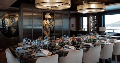 El comedor, con la mesa puesta y los 12 lugares (foto: designunlimited.net)