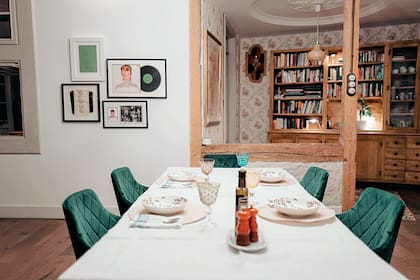 El comedor, con las sillas vintage tapizadas en pana y la biblioteca de fondo. “Por diversas razones, nunca antes había tenido un hogar seguro. Ahora todo eso ha cambiado. Es un paraíso”, escribió hace unos días el pianista en sus redes sociales.