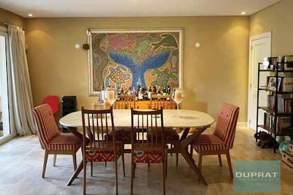 El comedor, con mesa ovalada y sillas de líneas escandinavas.