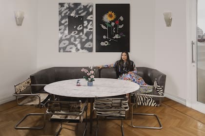 El comedor, con muebles y objetos de los 50. Los dos cuadros son del artista
Alfredo Dufour