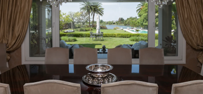 El comedor, con una fantástica vista al jardín y al lago