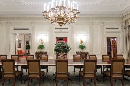 El comedor cuenta con lugar para sentar a 140 personas. La arquitectura actual y las mesas con forma de águila datan de las amplias renovaciones realizadas en la Casa Blanca durante la administración del presidente Theodore Roosevelt en 1902