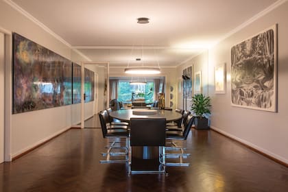 El comedor “custodiado” por un tríptico de Nicolás Bedel y un cuadro en blanco y negro de Matías Ercole.