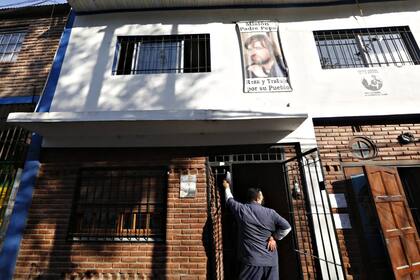 La imagen del Padre Pepe corona el frente del comedor que lleva su nombre en la Villa 21-24, ubicada en Barracas