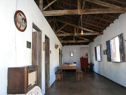 El comedor de la casa tiene una radio antigua de la década del 40 debajo de un retrato de la cara de los padres de Pelé
