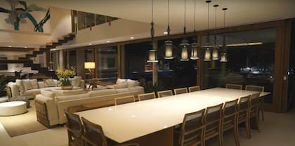 El comedor de la lujosa mansión de Neymar