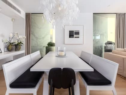 El comedor del departamento posee pisos de roble europeo