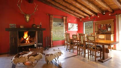 El comedor del lodge principal, eje de las cenas con carnes de excepcional calidad y vinos del Valle de Uco.