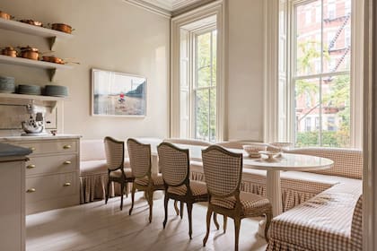 El
comedor diario posee un largo banco debajo de
las ventanas con vistas al exterior