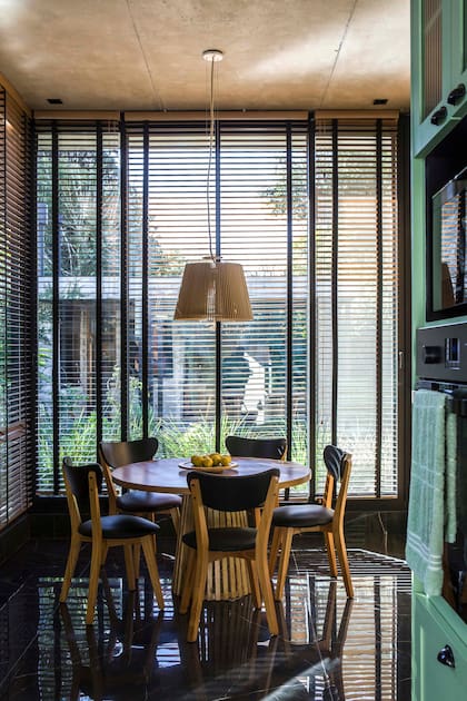 El comedor diario tiene vistas a la huerta y al jardín.