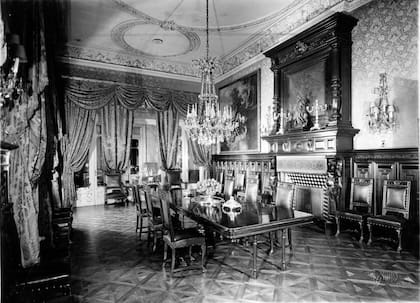 El comedor en tiempos de la familia Unzué. Finales de la década de 1920.