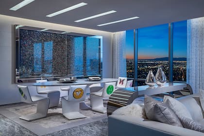 El comedor está decorado con la estampa de mariposas en distintos objetos y tiene vistas panorámicas a la ciudad