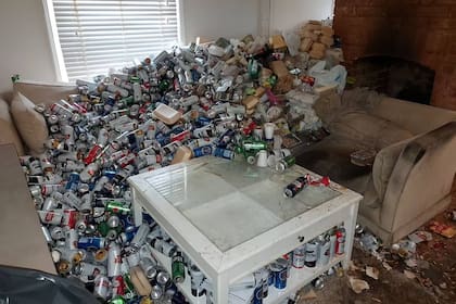 El comedor estaba lleno de latas de cerveza esparcidas sobre el sillón