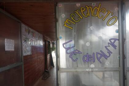 El comedor recibe a más de 200 chicos todas las tardes para poder asegurarles al menos una comida diaria