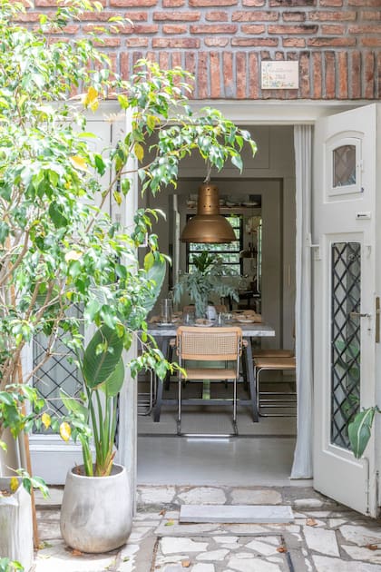El comedor tiene acceso independiente desde la calle, tal como se entraba al antiguo garage.