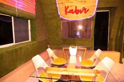 El comedor tiene una mesa para cuatro comensales