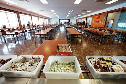 El comedor (tipo autoservicio) abre a las 14 para el almuerzo y a las 20 para la comida. A las 23, todos deben hacer silencio.