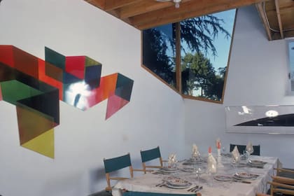 El comedor, ubicado junto a la cocina, combinaba formas y ángulos en contraste