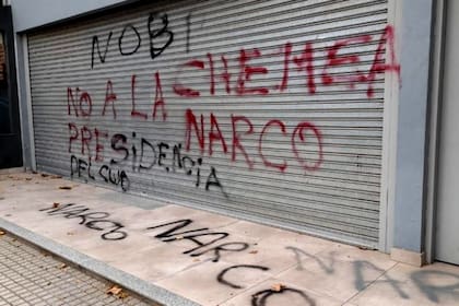 El comercio de un dirigente de Newell's fue vandalizado con pintadas en rechazo al jefe de la barra, vinculado con Los Monos