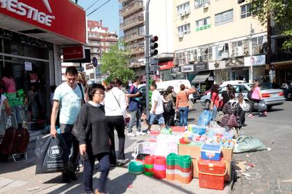 El comercio ilegal no se detiene en la avenida Avellaneda