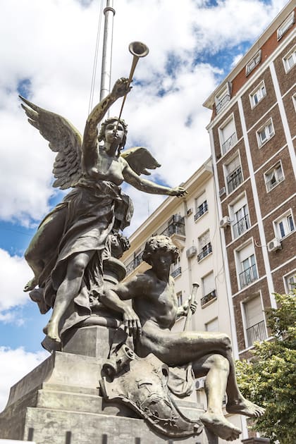 El Comercio Marítimo en Av. de los Incas y Zapiola.