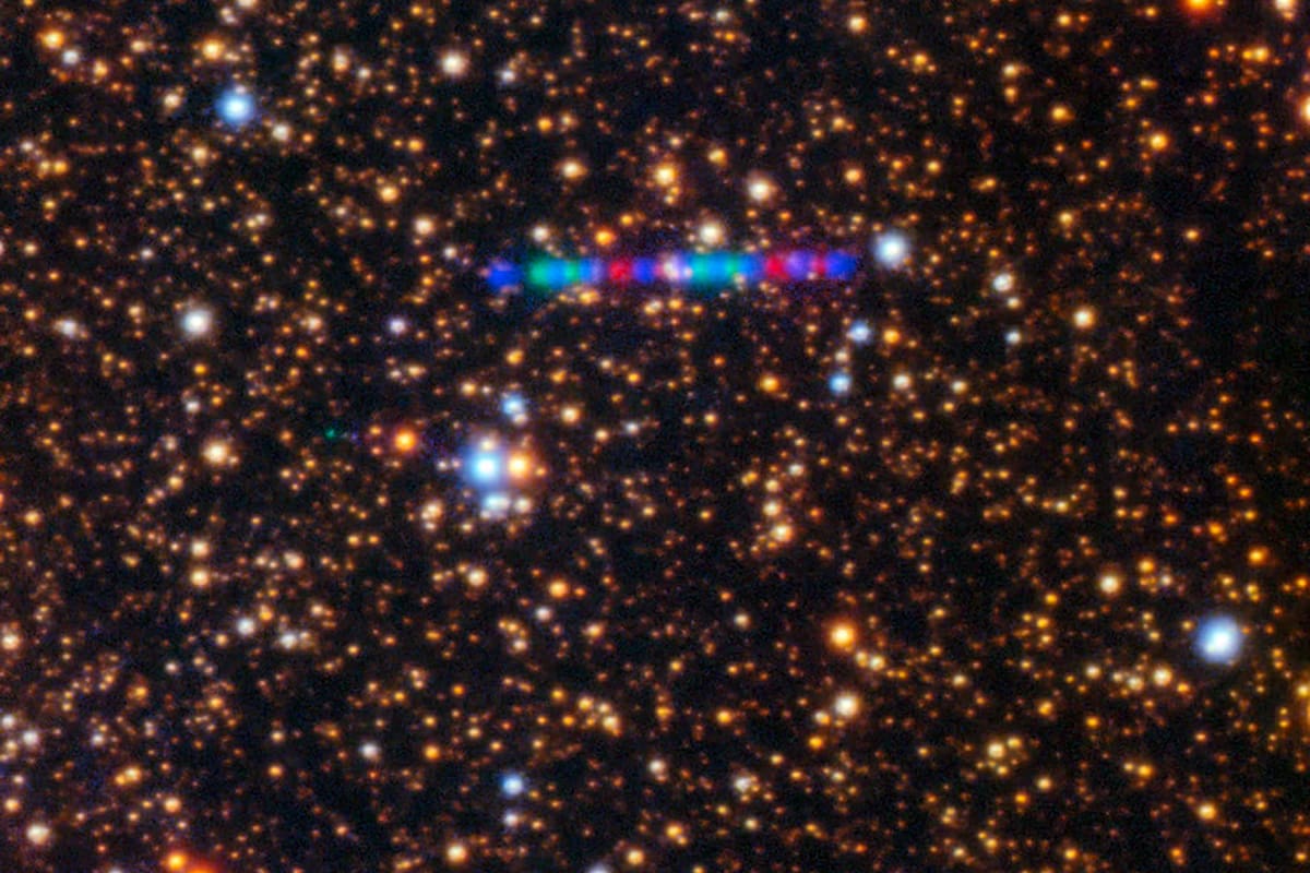 El cometa 3I/ATLAS atravesando un denso campo estelar. La imagen es un compuesto de exposiciones a través de tres filtros, que aquí se muestran como rojo, verde y azul, realizadas por el telescopio Gemini Norte de Hawái en julio