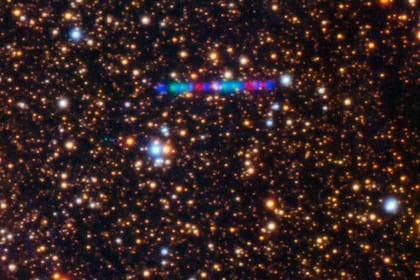 El cometa 3I/ATLAS atravesando un denso campo estelar. La imagen es un compuesto de exposiciones a través de tres filtros, que aquí se muestran como rojo, verde y azul, realizadas por el telescopio Gemini Norte de Hawái en julio
