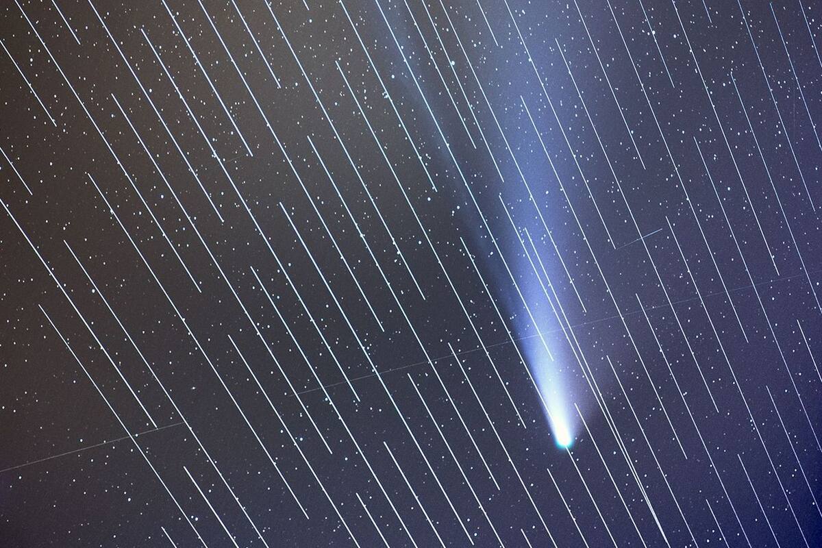 El cometa Neowise con los satélites de Starlink interfiriendo en la imagen