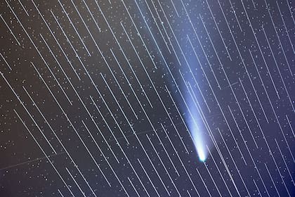 El cometa Neowise con los satélites de Starlink interfiriendo en la imagen