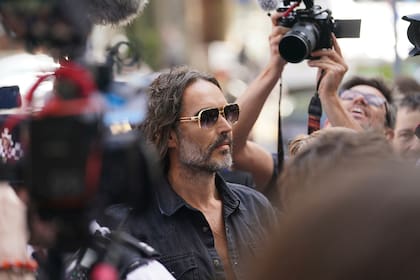 El cómico y actor Russell Brand llega al Tribunal de Magistrados de Westminster, en Londres, el 2 de mayo de 2025, para enfrentar acusaciones de violación y abusos sexuales