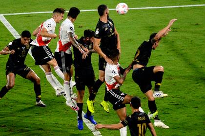 El comienzo de la debacle de Racing: Borré gana en lo alto y marca el 1-0 de River