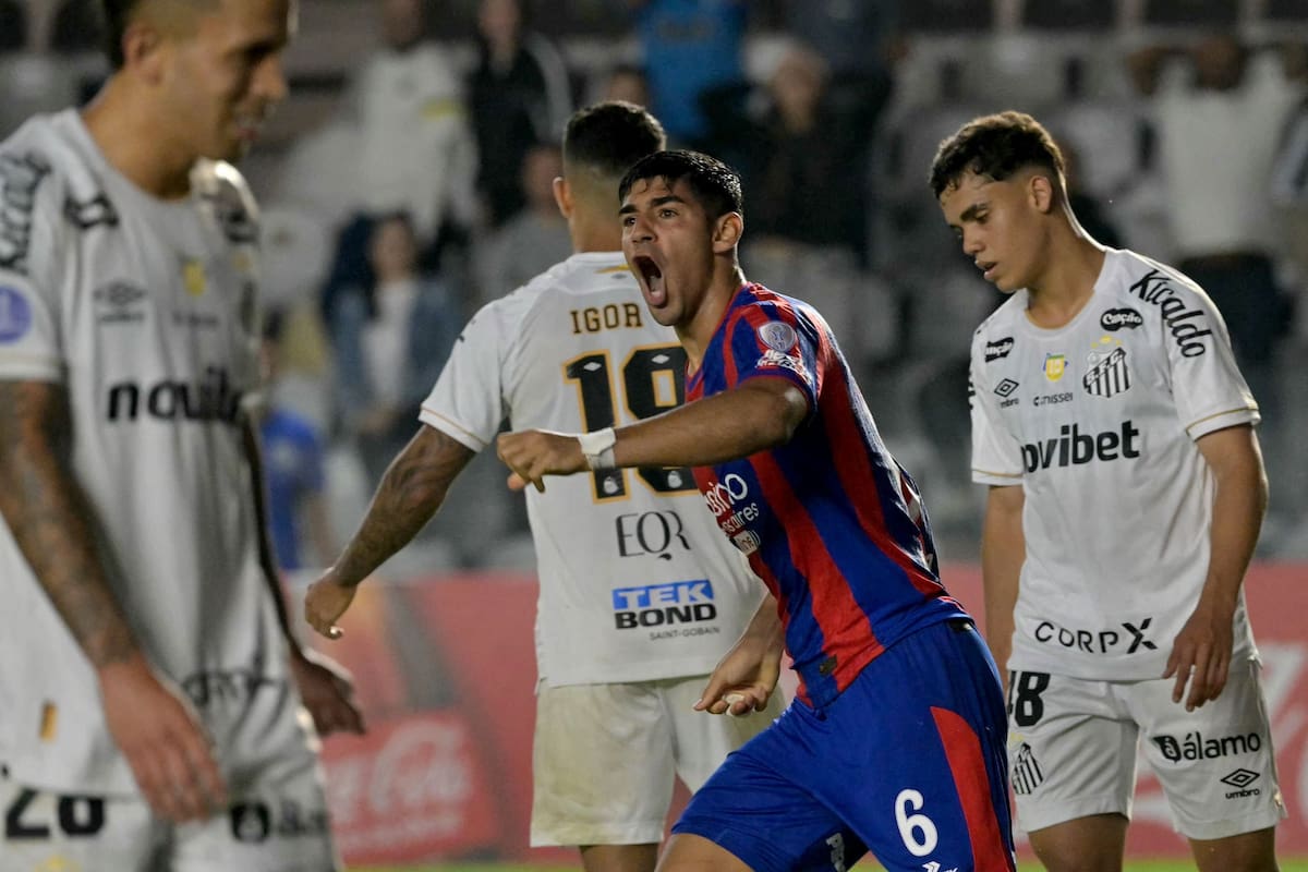 El comienzo de la recuperación: el uruguayo Mathías de Ritis festeja su gol, el del descuento de San Lorenzo; el Ciclón logró un valioso empate con Santos y el martes jugará por la clasificación ante Recoleta, de Paraguay