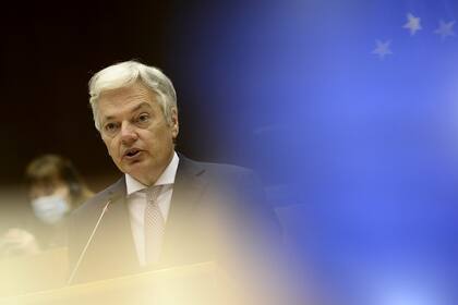 El comisario europeo de Justicia Didier Reynders se dirige al Parlamento Europeo en Bruselas, el 28 de abril de 2021, sobre la creación de un certificado Covid-19.