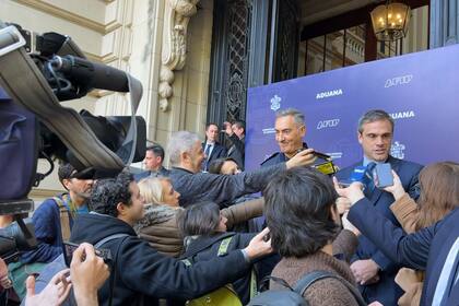 El comisario general Alejandro Ñamandú y Guillermo Michel, director general de Aduanas, en la conferencia de prensa donde dieron detalles de la investigación