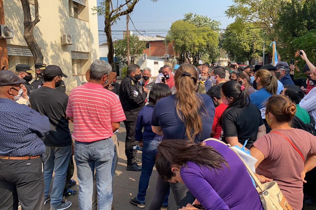 El Comisario General, Zenón Cabrera, jefe de la Policía de Misiones, dialoga ayer con los manifestantes. La charla fue pacífica.
