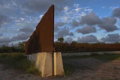 El comisionado de la CBP, Rodney Scott, anunció la suspensión de la construcción del muro frente a quejas de una coalición de propietarios de tierras, operadores de negocios y conservacionistas del oeste de Texas